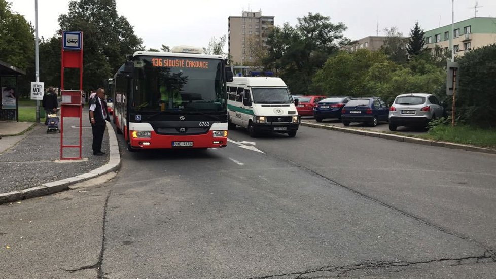 Řidič autobusu to pořádně odskákal, vstoupil do hádky mezi cestujícími, jeden z nich ho berlemi zbil.