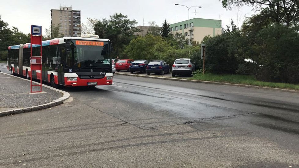 Řidič autobusu to pořádně odskákal, vstoupil do hádky mezi cestujícími, jeden z nich ho berlemi zbil.