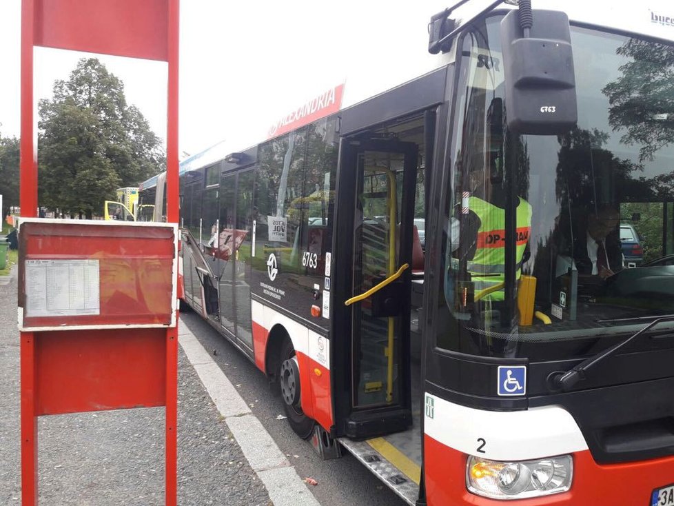 Řidič autobusu to pořádně odskákal, vstoupil do hádky mezi cestujícími, jeden z nich ho berlemi zbil.