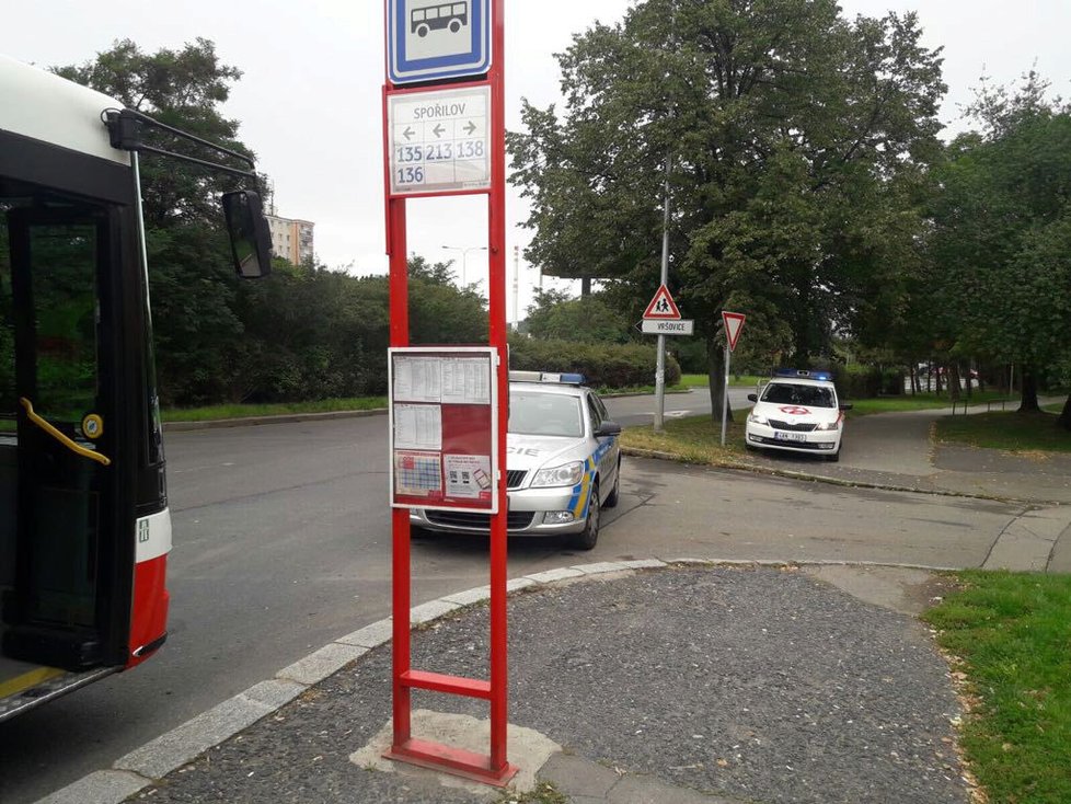 Řidič autobusu to pořádně odskákal, vstoupil do hádky mezi cestujícími, jeden z nich ho berlemi zbil.