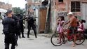 Obyvatelé sledují policejní operace v komplexu slumů Mare v Rio de Janeiro, Brazílie, 26. března 2014. Obyvatelé sledují policejní operace v komplexu slumů Mare v Rio de Janeiro, Brazílie, 26. března 2014.