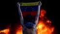 Demonstrant drží národní vlajku při shromáždění proti venezuelskému prezidentovi Nicolasovi Madurovi v Caracasu, Venezuela, 12. června 2017. Demonstrant drží národní vlajku při shromáždění proti venezuelskému prezidentovi Nicolasovi Madurovi v Caracasu, Venezuela, 12. června 2017.