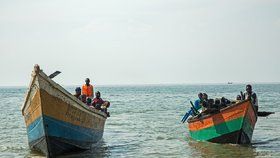 Na konžském jezeře Kivu se potopila loď, 150 lidí se pohřešuje, (ilustrační foto).