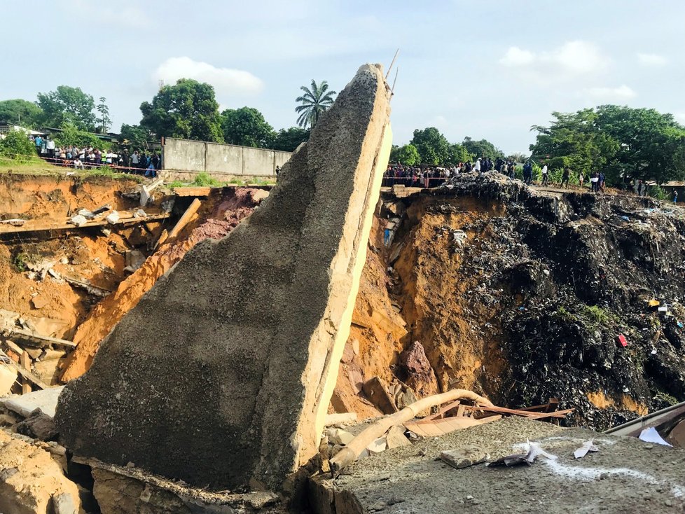 Kvůli silným dešťům zemřelo v konžské metropoli nejméně 39 lidí. (26. 11. 2019)