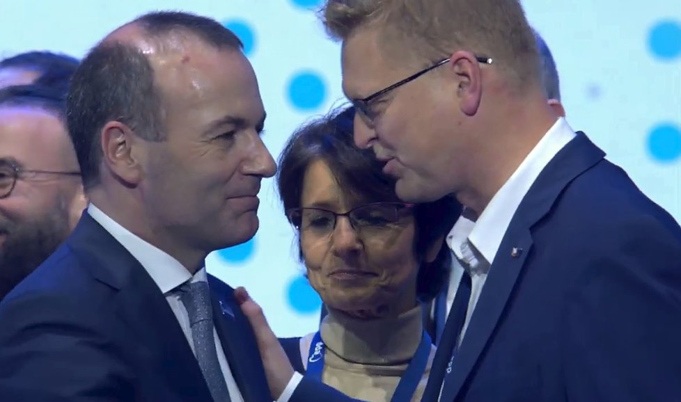 Volebním lídrem evropských lidovců bude pro květnové volby Manfred Weber, který byl zvolen na kongresu v Helsinkách. Na snímku mu gratuluje předseda KDU-ČSL Pavel Bělobrádek (8.11.2018)