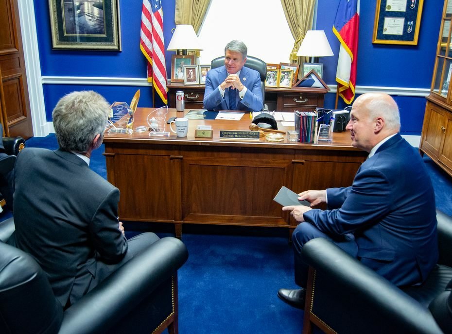 Miloš Vystrčil a Pavel Fischer jednají s americkým republikánským kongresmanem McCaulem.