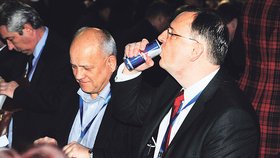 Petr Nečas se na kongresu musel posilnit energetickým drinkem.
