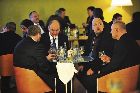 Oulický (druhý zprava) popíjí s Gandalovičem (s cigaretou), který mu vděčí za funkci ve vedení ODS