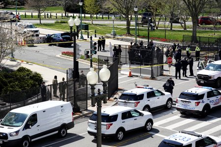 U amerického kongresu narazilo auto do barikád a zranilo dva policisty (2.4.2021).