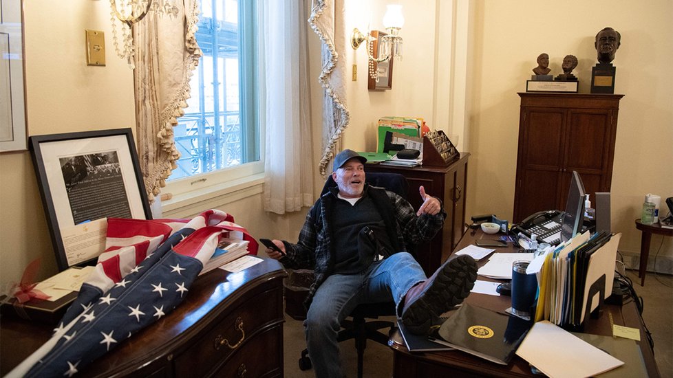 Muž vyfocen při útoku na Kongres si položil nohy na stůl demokratické předsedkyně Sněmovny reprezentantů Nancy Pelosiové