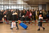 Praha potřebuje stovky míst pro uprchlíky denně. Na ubytování nejsou peníze, hotely ho nabízí jen na měsíc