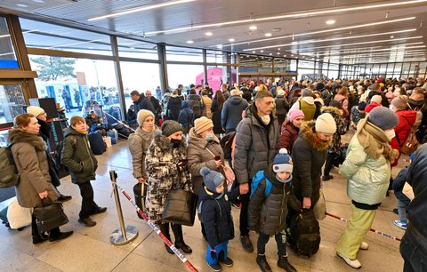 5000 korun pro uprchlíky z Ukrajiny schváleno! Zeman podepsal i volný přístup na trh práce