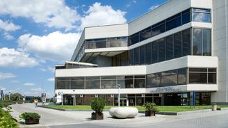 Kongresové centrum: Pražský „Pakul" hostil komunistické papaláše, Eltona Johna i ukrajinské uprchlíky Kongresové centrum: Pražský „Pakul" hostil komunistické papaláše, Eltona Johna i ukrajinské uprchlíky