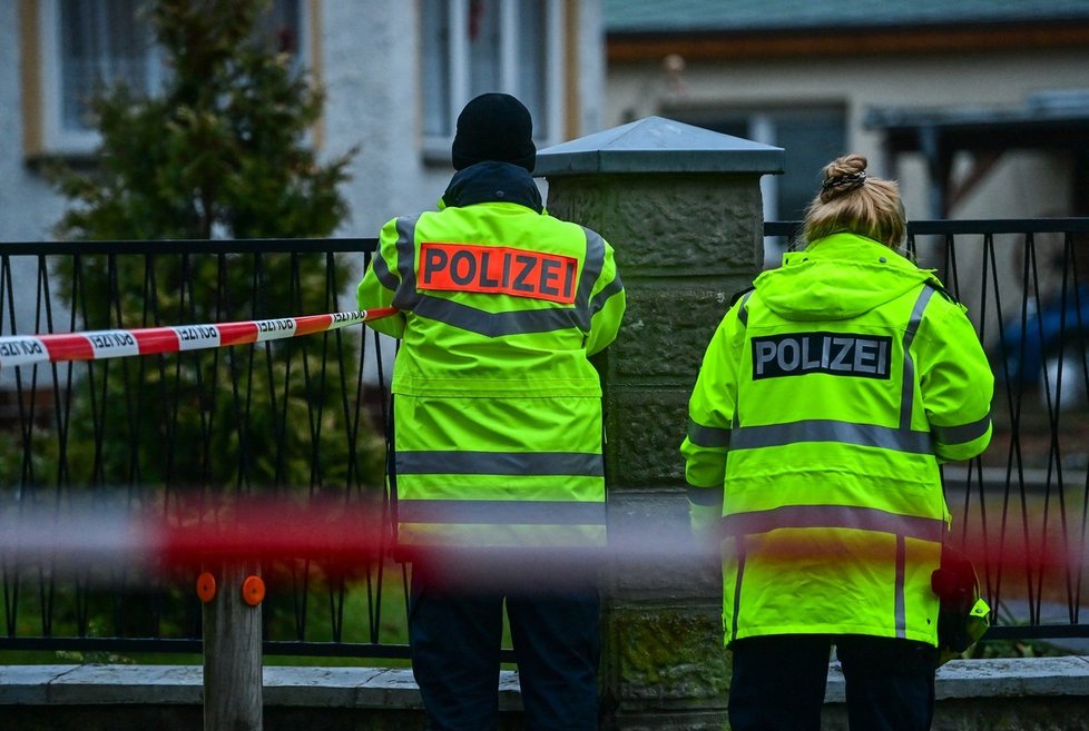 Policie zajišťuje důkazy v Königs Wusterhausen. Zemřeli tam tři děti a jejich rodiče.