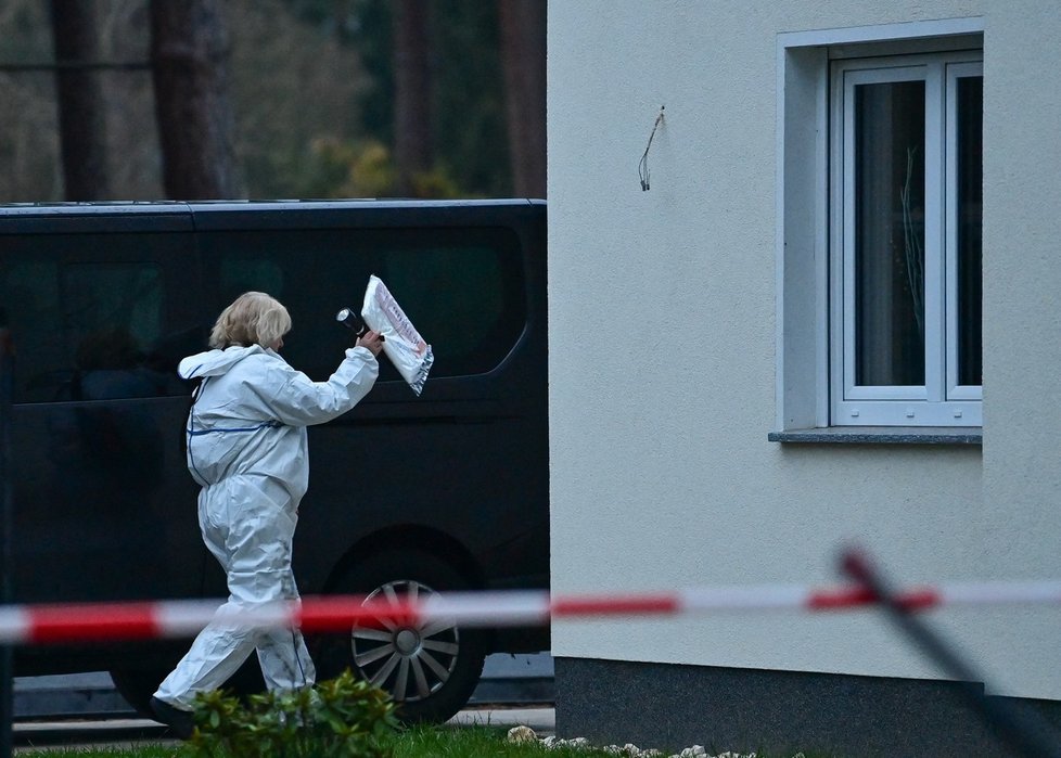 Policie zajišťuje důkazy v Königs Wusterhausen. Zemřela tam celá rodina, včetně tří dětí.