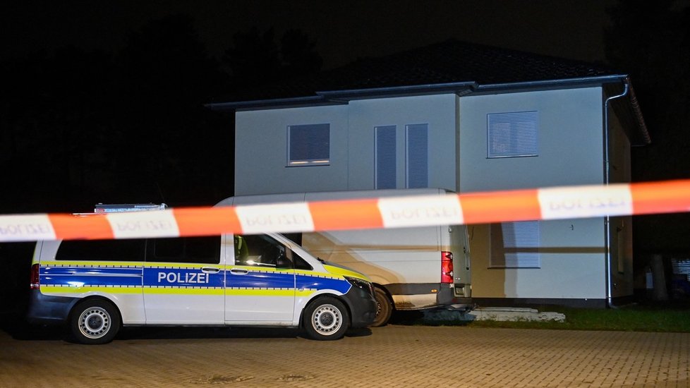 Policie zajišťuje důkazy v Königs Wusterhausen. Zemřela tam celá rodina, včetně tří dětí.
