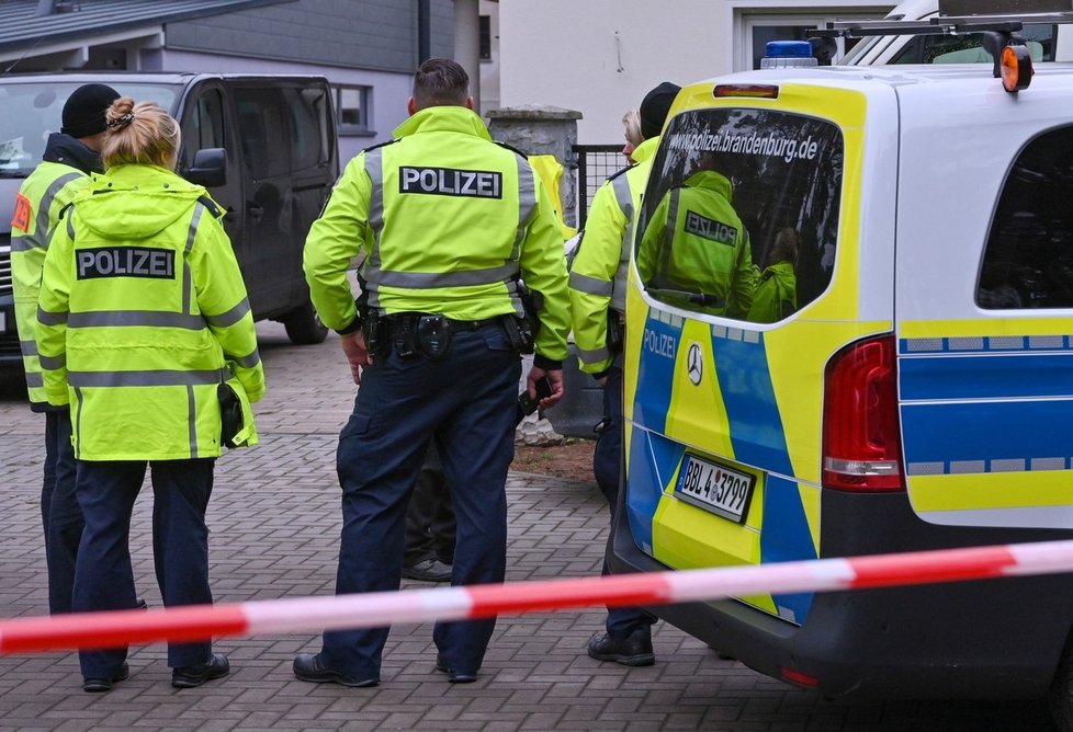 Policie zajišťuje důkazy v Königs Wusterhausen. Zemřela tam celá rodina.