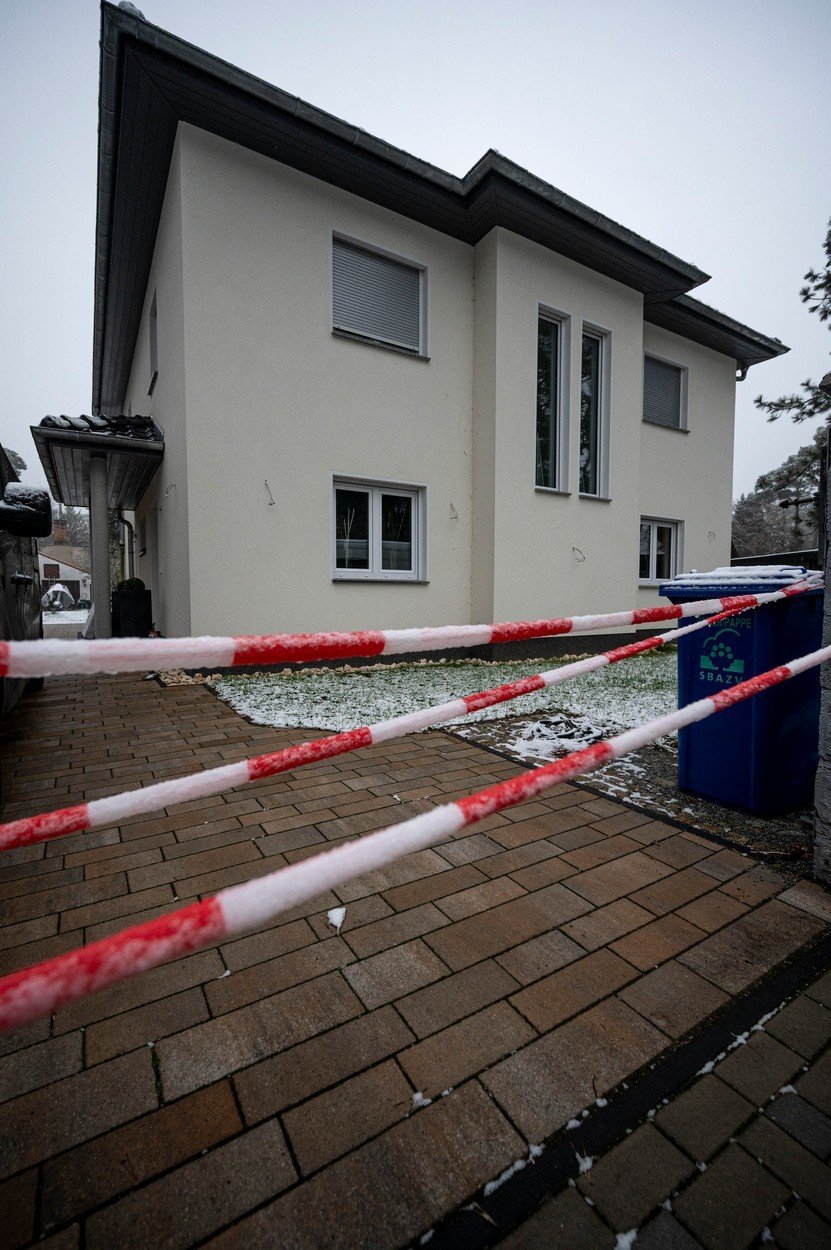 V obytném domě ve městě Königs Wusterhausen jižně od Berlína byla nalezena těla pěti lidí. Mezi mrtvými byly tři dívky (†3,†8,†10; 4. 10. 2021).