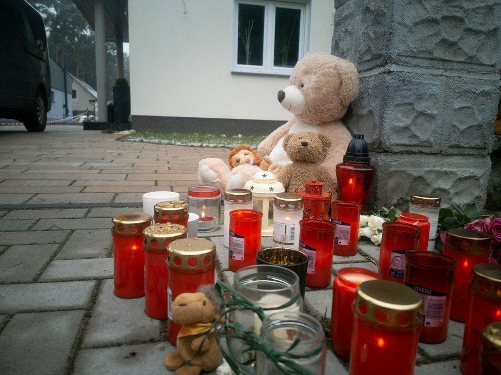 Policie zajišťuje důkazy v Königs Wusterhausen. Zemřeli tam tři děti a jejich rodiče.