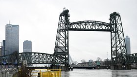 Most Koningshavenbrug v Rotterdamu.