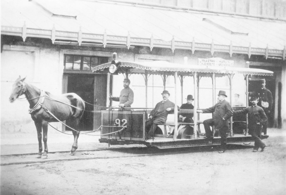 Koněspřežná tramvaj ve vozovně Karlín v 19. století