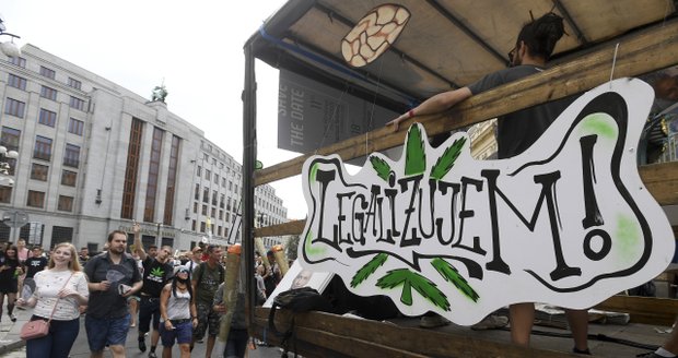 Prahou v sobotu 5. září prošli demonstranti za legalizaci konopí.