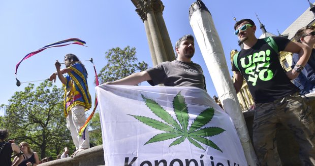 Z Karlova náměstí na ostrov Štvanici se krátce po poledni vydal průvod za legalizaci marihuany.