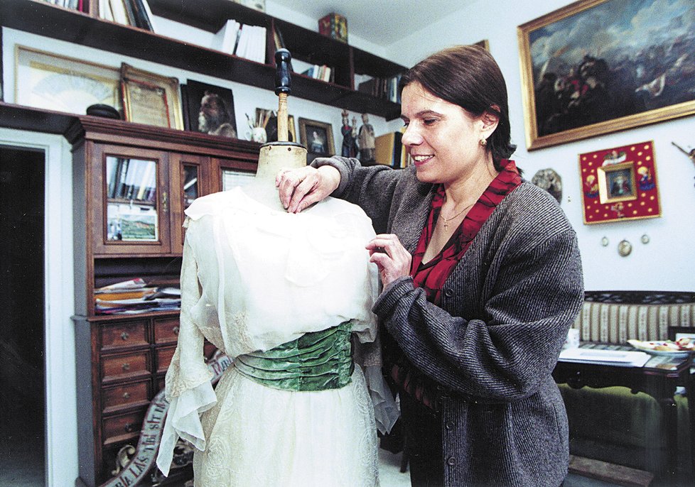 2002 - Restaurátorka Alena Grendysová opravuje šaty hraběnky Žofie.