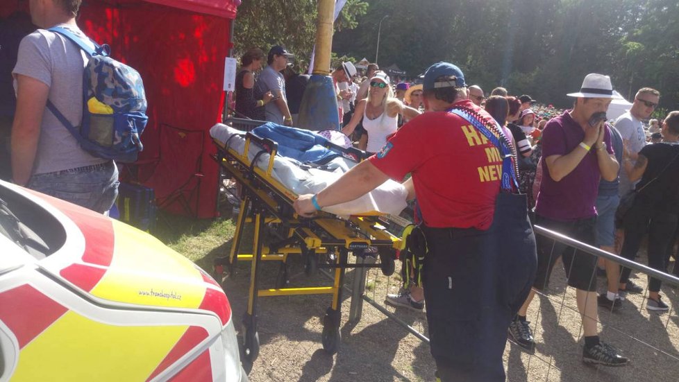 Nejméně šest dětí skončilo v nemocnici po pádu skákacího hradu na koncertu v areálu na Konopišti.