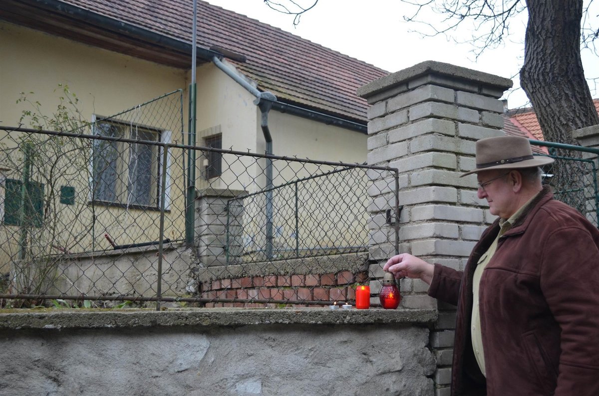 K domu Pilátové včera přišel zapálit svíčku také předseda ZD Dobrá Voda Hoštice Miloslav Daňha.