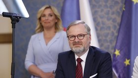 Tisková konference ke konsolidačnímu balíčku: Premiér Petr Fiala a ekonomka a Danuše Nerudová