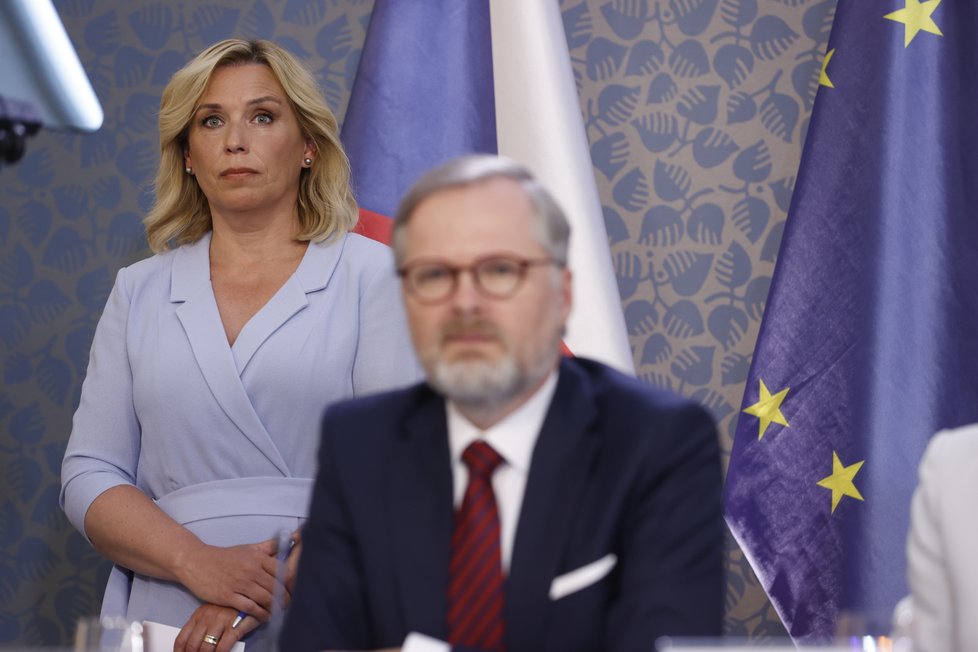 Tisková konference ke konsolidačnímu balíčku: Premiér Petr Fiala a ekonomka a Danuše Nerudová. (11.5.2023)