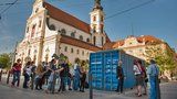 Bez vzduchu a ve tmě jako uprchlíci: V Brně zavírají lidi do kontejneru