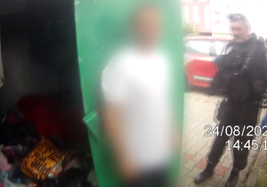 Městská policie vyprošťovala muže, který uvázl ve sběrném kontejneru na prádlo.