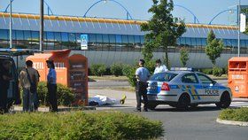 Mrtvý muž na Černém Mostě! Z kontejneru na textil trčely jen žluté tenisky