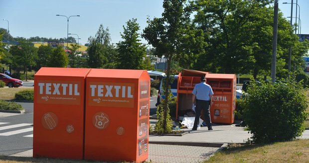 Z kontejneru na textil trčely jen žluté boty. Patřily člověku, který v něm uvázl.