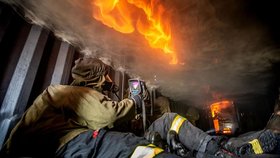 Ohnivé peklo na vlastní kůži, ale zatím jen „jako“, si mohou zkoušet hasiči ve výcvikovém kontejneru ve Vysokém Mýtě.