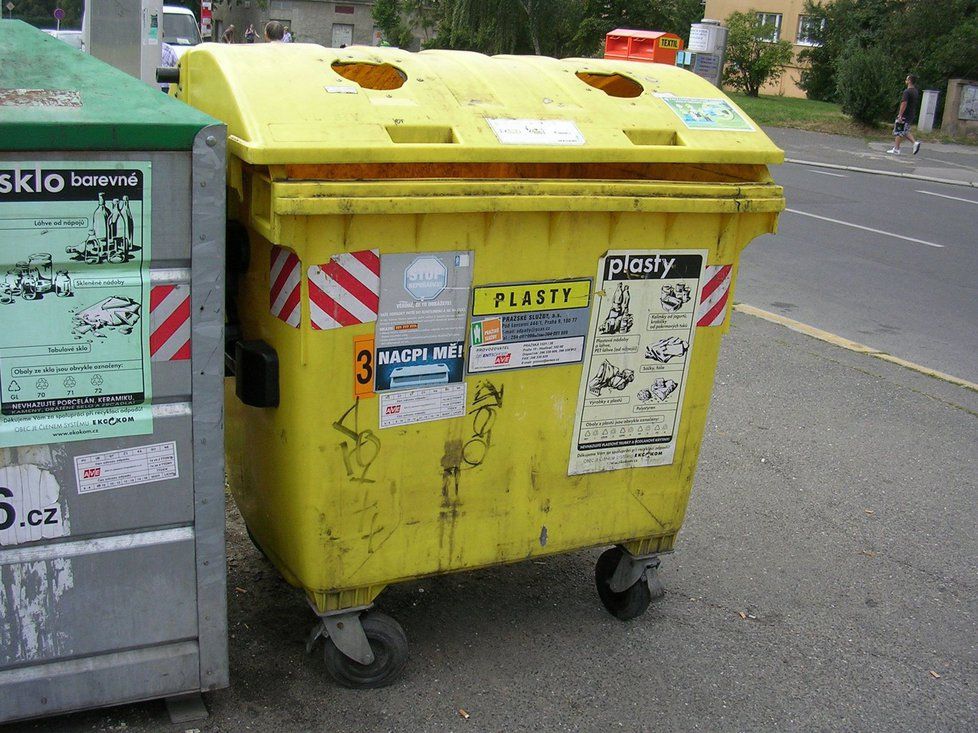 Dítě zřejmě někdo vyhodil do kontejneru na plast v Praze či středních Čechách.