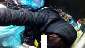 Seniorka spadla do kontejneru mezi odpadky.