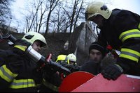 Zasekl se v kontejneru: Ven ho museli vystříhat hasiči!