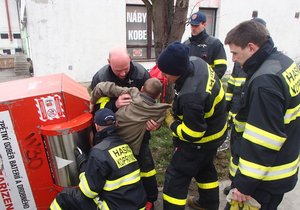 Kontejnery na textil a elektro lákají. Ti, kdo se do nich dostanou, ale většinou nemohou zpět. Hasiči nedávno z jednoho z nich vytahovali malého kluka.