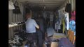 Trhovci ve spěchu zavřeli zákazníky v prodejních kontejnerech