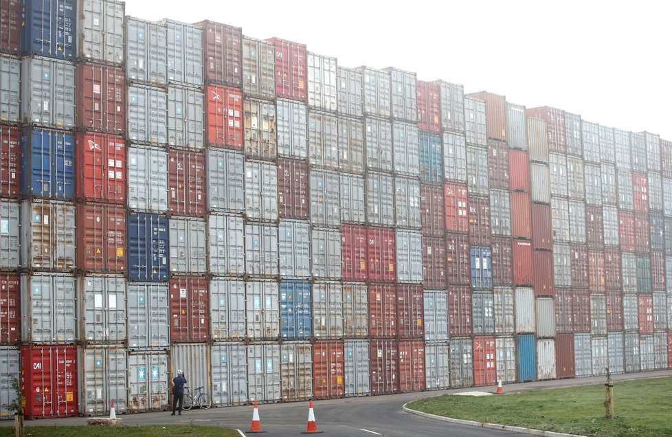 V Británii chybí šoféři, prázdné kontejnery se musejí skladovat i mimo přístavy.