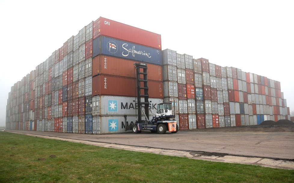 V Británii chybí šoféři, prázdné kontejnery se musejí skladovat i mimo přístavy.