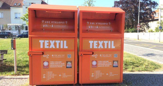 Oranžové kontejnery v ulicích Prahy slouží k odložení nepotřebného šatstva nebo třeba hraček. 