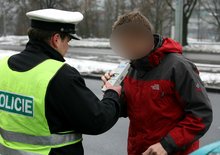 Jak předejít řízení pod vlivem? Mitsubishi navrhuje sledovat řidiče