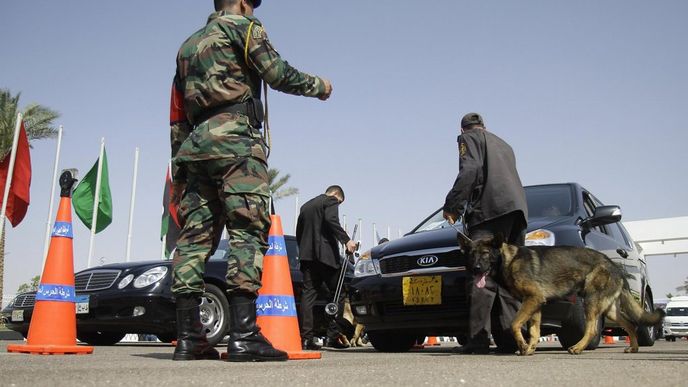 Kontrola aut při vjezdu na summit Ligy arabských států v Egyptě