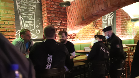 V jednom z barů v centru Prahy proběhla kontrola dodržování protiepidemických opatření. Zaměstnanci pražské hygieny rozdali několik pokut lidem, kteří neměli doklad o bezinfečknosti. 