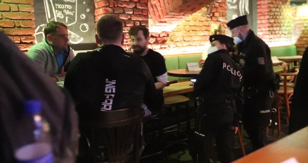 V jednom z barů v centru Prahy proběhla kontrola dodržování protiepidemických opatření. Zaměstnanci pražské hygieny rozdali několik pokut lidem, kteří neměli doklad o bezinfečknosti.