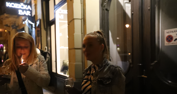 V jednom z barů v centru Prahy proběhla kontrola dodržování protiepidemických opatření. Pokutu dostaly například dvě ženy, které měly pouze samotest ze zaměstnání.